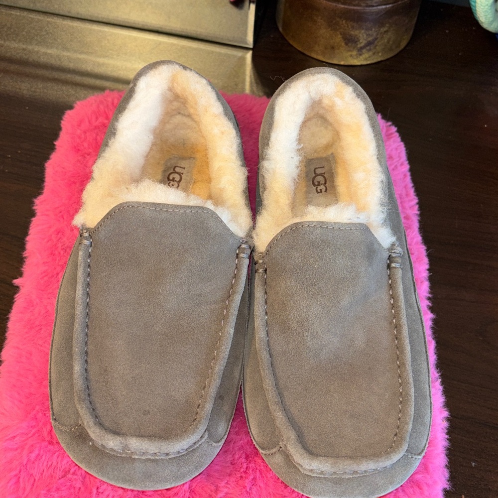 EUC UGG Ascot slippers in grey suede LIKE NEW NO SIZE TAG FITS WOMEN’S